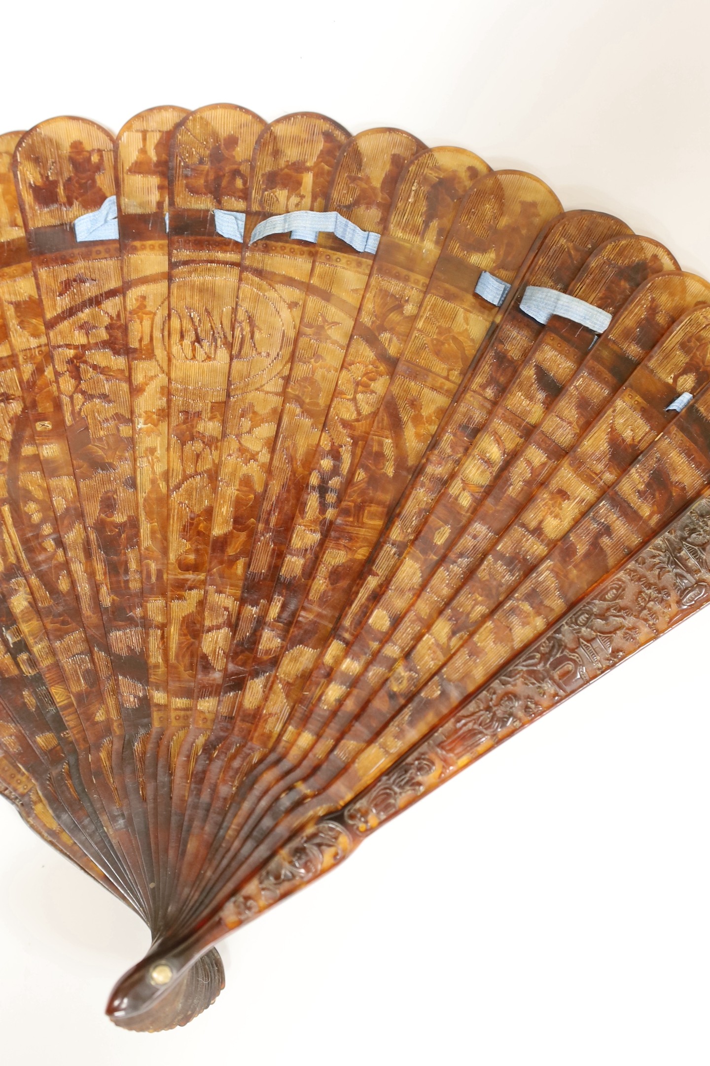 A 19th century Chinese tortoiseshell Brise fan, decorated with a central figural cartouche, 18.5cms high